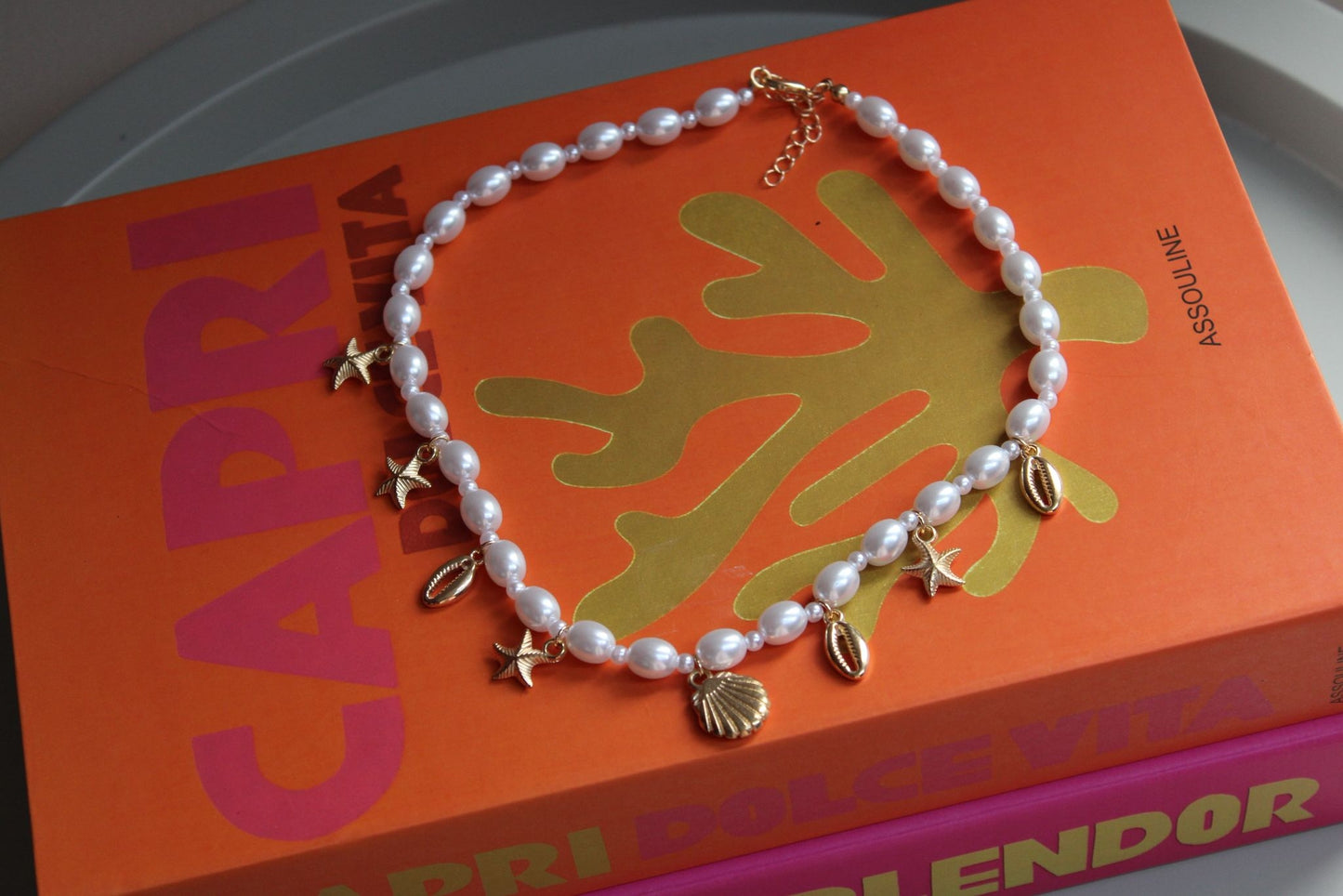 AA 0134 - Sea Charms – Parelketting met Schelpenbedels