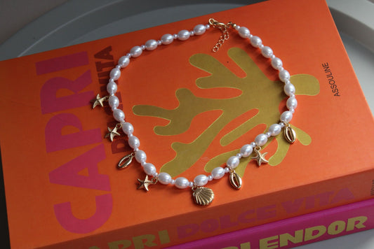 AA 0134 - Sea Charms – Parelketting met Schelpenbedels
